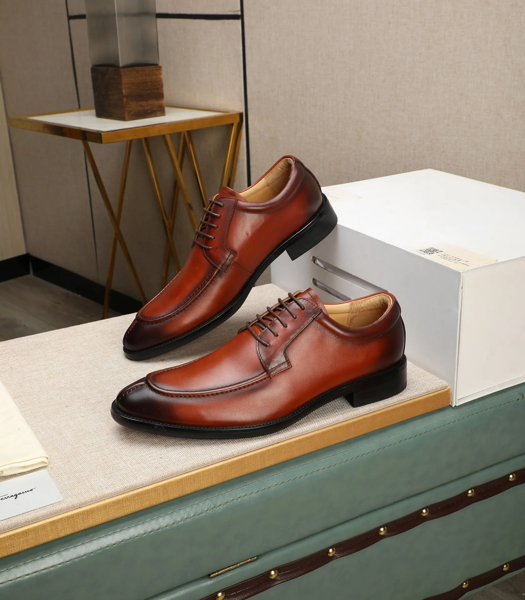 Men's shoes 💰540📛📛(water-dyed cowhide) Salvatore Ferragamo high-end (Salvatore Ferragamo) is the world's top luxury footwear brand. It comes from the fashion kingdom of Italy and is famous all over the world for its traditional handmade design and novel styles...🚶🏻🚶🏻New suit shoes are available simultaneously at the counter. This model is purely handmade. The fabric is imported from Italy's original first-layer cowhide. Soft water-dyed cowhide lining. Original authentic outsole🌀🌀Size: 38➖44 (45 customized)